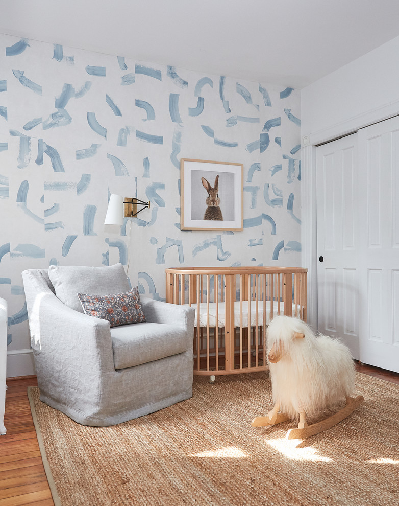 Mittelgroßes, Neutrales Klassisches Babyzimmer mit braunem Holzboden und bunten Wänden in Baltimore