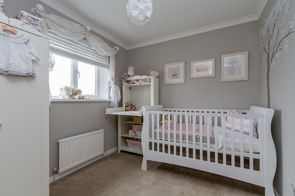 オックスフォードシャーにあるトラディショナルスタイルのおしゃれな赤ちゃん部屋の写真