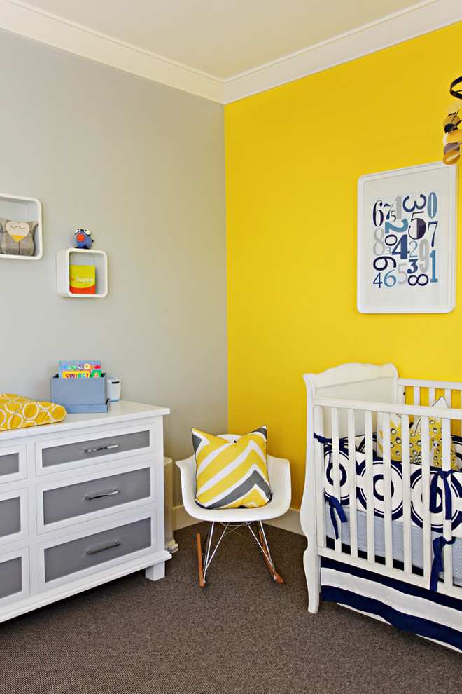 Idée de décoration pour une chambre de bébé neutre design avec un mur jaune et moquette.