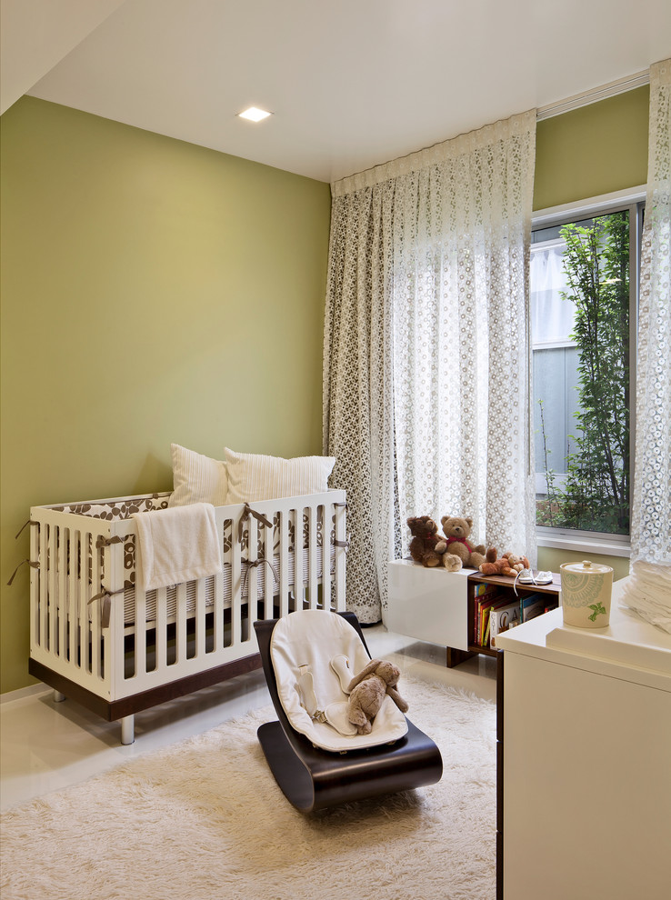 Neutrales Modernes Babyzimmer mit grüner Wandfarbe in San Francisco