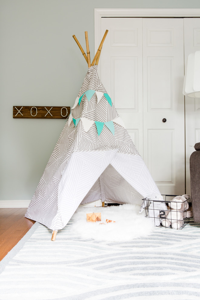 Inspiration pour une chambre de bébé garçon minimaliste de taille moyenne avec un mur vert et parquet clair.
