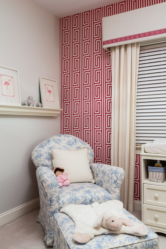 На фото: комната для малыша в стиле неоклассика (современная классика) с красными стенами и ковровым покрытием для девочки
