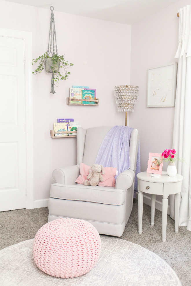 Aménagement d'une petite chambre de bébé fille classique avec un mur multicolore, moquette et un sol beige.