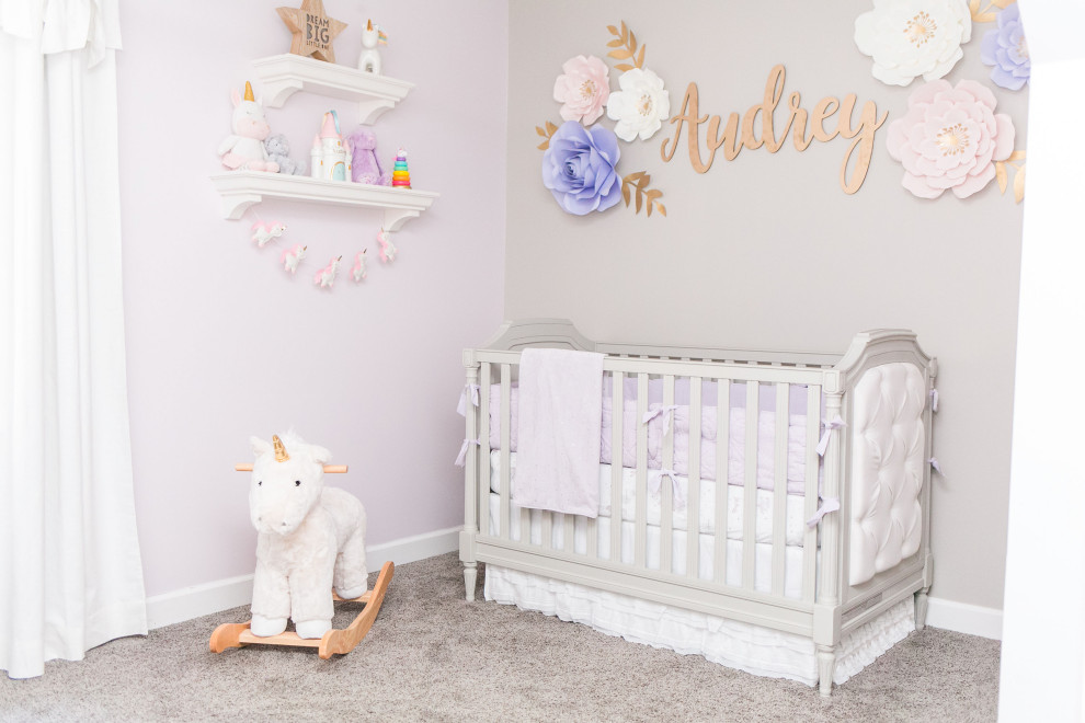 Ejemplo de habitación de bebé niña pequeña con paredes multicolor, moqueta y suelo beige