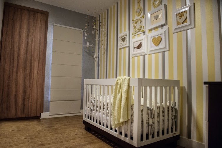 Idee per una piccola cameretta per neonati neutra moderna con pareti beige, moquette e pavimento marrone
