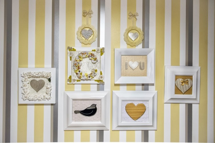 Idee per una piccola cameretta per neonati neutra minimalista con pareti beige, moquette e pavimento marrone