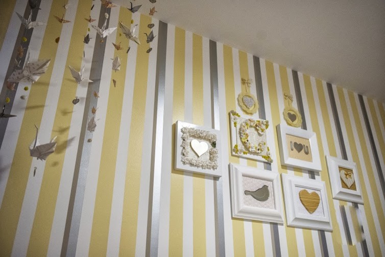 Idées déco pour une petite chambre de bébé neutre moderne avec un mur beige, moquette et un sol marron.