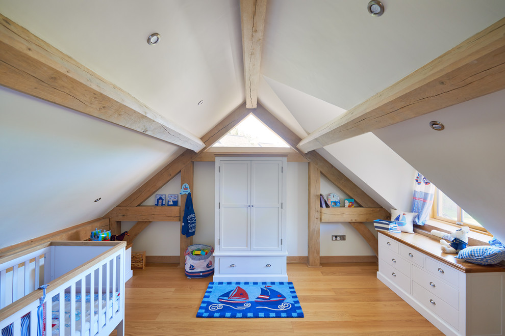 Réalisation d'une chambre de bébé neutre marine avec un mur blanc, parquet clair et un sol beige.