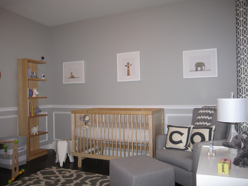 シカゴにあるミッドセンチュリースタイルのおしゃれな赤ちゃん部屋 (グレーの壁、濃色無垢フローリング) の写真