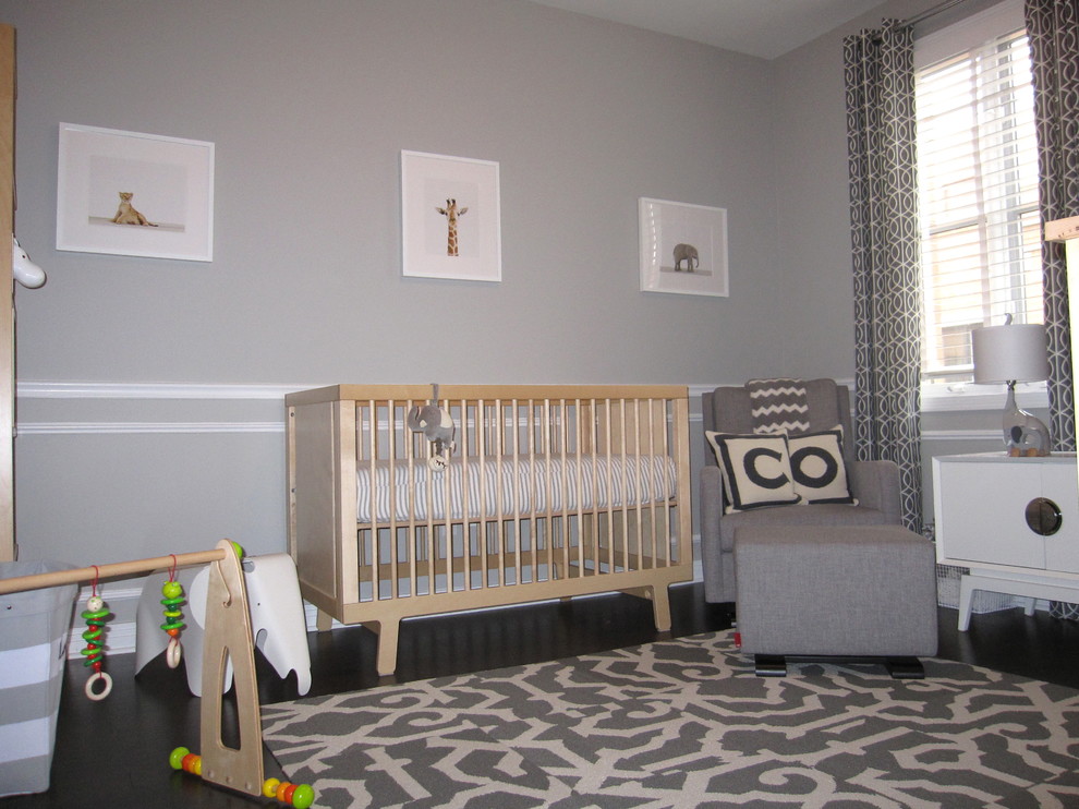 Imagen de habitación de bebé neutra retro con paredes grises