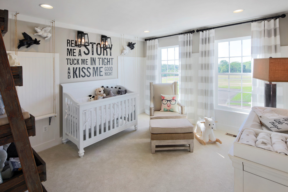 Modelo de habitación de bebé neutra de estilo de casa de campo con paredes multicolor, moqueta y suelo beige