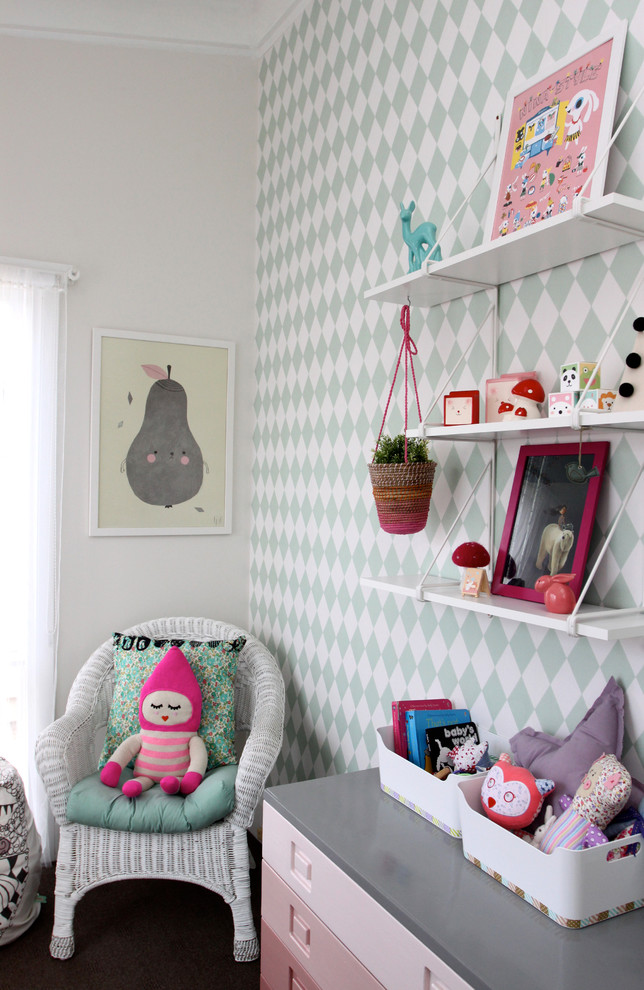 На фото: комната для малыша в стиле фьюжн с