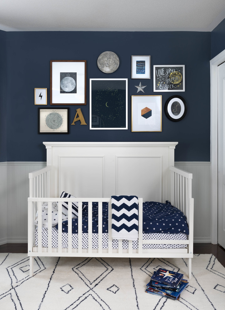 Ispirazione per una cameretta per neonato minimal di medie dimensioni con pareti blu e moquette
