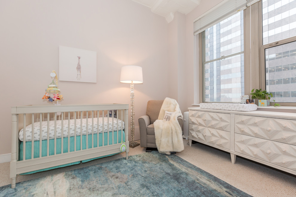 Foto de habitación de bebé niño contemporánea de tamaño medio con paredes beige, moqueta y suelo beige