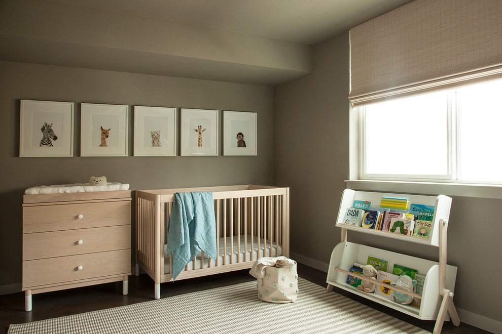 Diseño de habitación de bebé neutra minimalista pequeña con paredes grises, moqueta y suelo gris