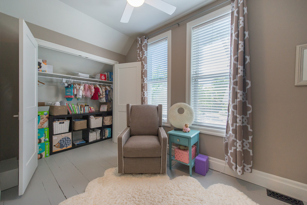 Idée de décoration pour une chambre de bébé neutre tradition de taille moyenne avec un mur beige, parquet peint et un sol gris.