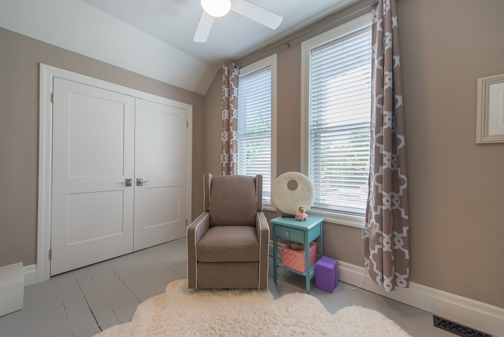 Exemple d'une chambre de bébé neutre chic de taille moyenne avec un mur beige, parquet peint et un sol gris.