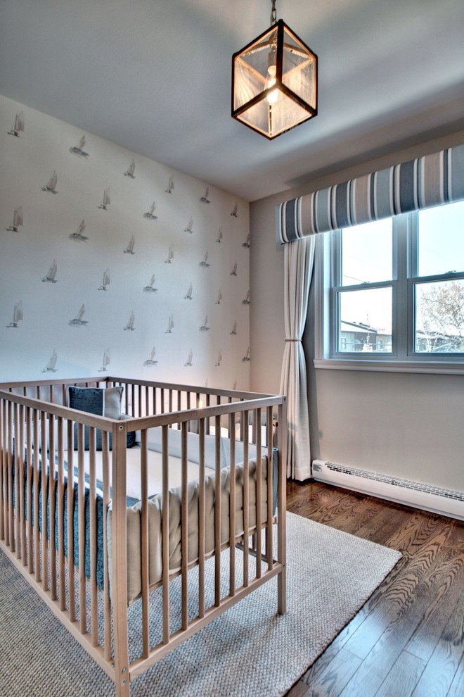 Idée de décoration pour une petite chambre de bébé garçon marine.
