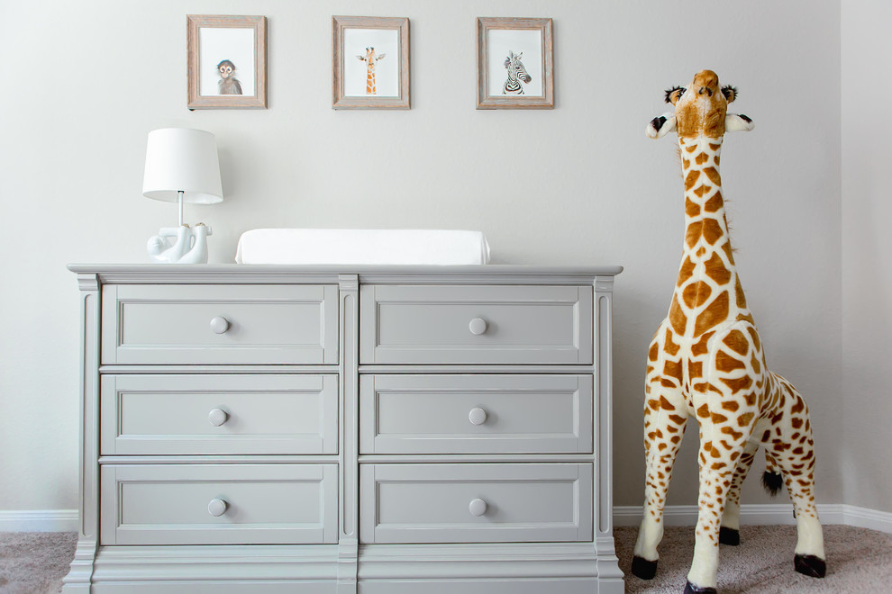 Imagen de habitación de bebé niño actual de tamaño medio con paredes grises, moqueta y suelo beige