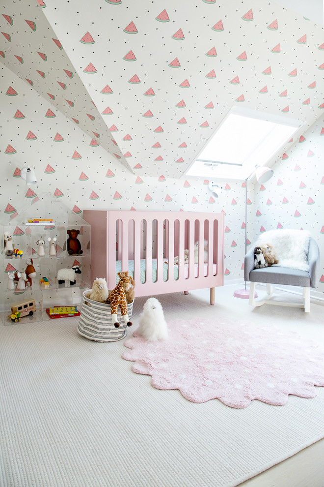 Immagine di una cameretta per neonata chic con pareti multicolore