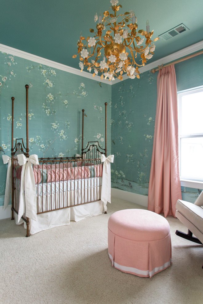 Пример оригинального дизайна: большая комната для малыша в классическом стиле с зелеными стенами, ковровым покрытием, бежевым полом и обоями на стенах для девочки