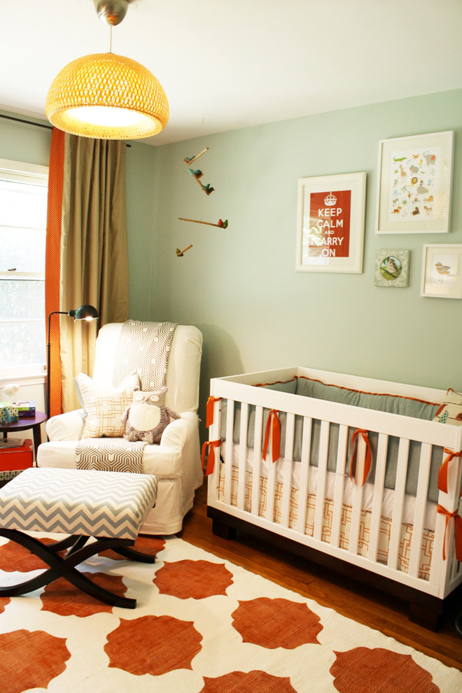 Источник вдохновения для домашнего уюта: нейтральная комната для малыша в стиле неоклассика (современная классика) с зелеными стенами и паркетным полом среднего тона