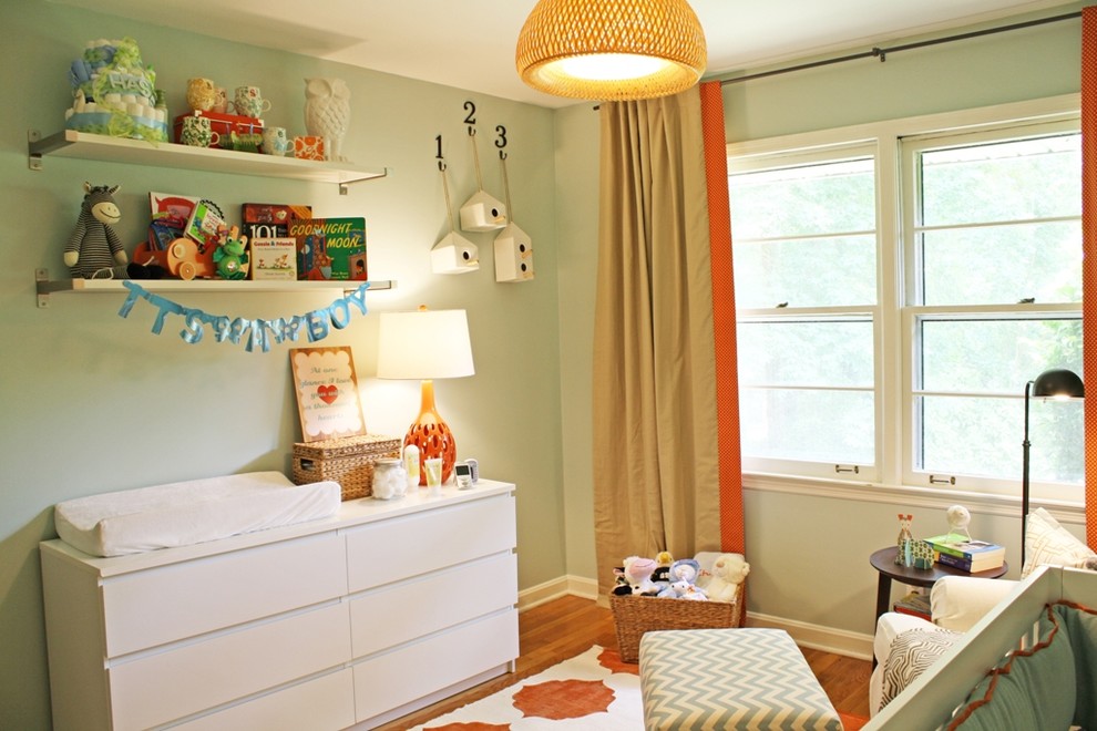 Пример оригинального дизайна: нейтральная комната для малыша в стиле модернизм с паркетным полом среднего тона и зелеными стенами