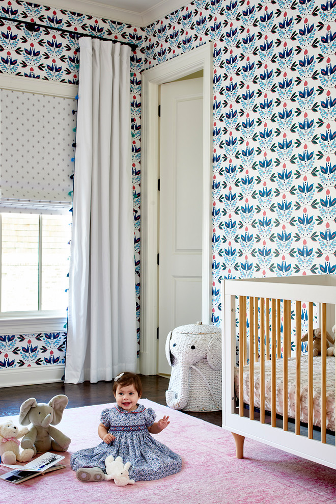 Modernes Babyzimmer mit bunten Wänden, dunklem Holzboden und Tapetenwänden in Atlanta