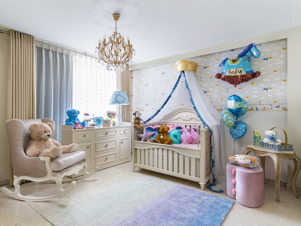 Idées déco pour une chambre de bébé neutre éclectique avec un mur beige et un sol beige.