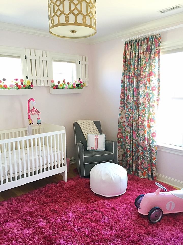Inspiration pour une chambre de bébé fille traditionnelle de taille moyenne avec un mur rose et un sol en bois brun.