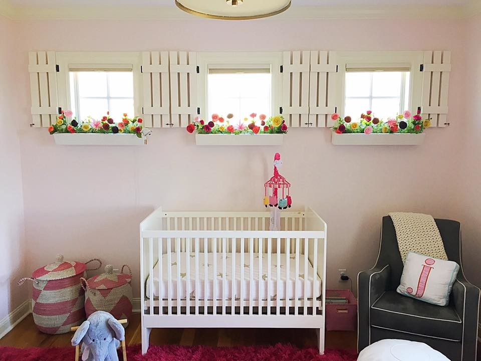 Exemple d'une chambre de bébé chic.
