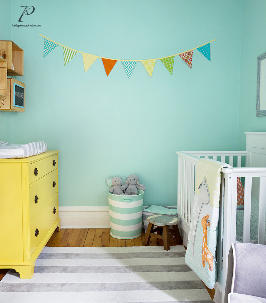 Пример оригинального дизайна: маленькая нейтральная комната для малыша с зелеными стенами, светлым паркетным полом и желтым полом для на участке и в саду