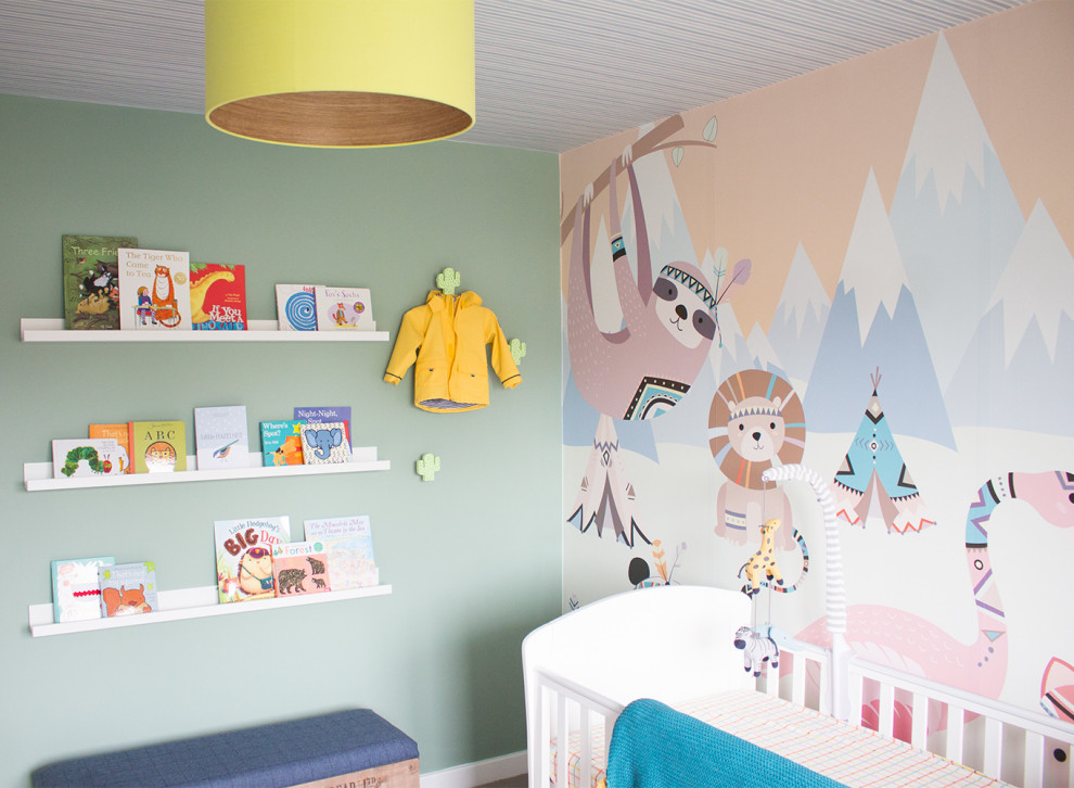 Источник вдохновения для домашнего уюта: нейтральная комната для малыша среднего размера в современном стиле с зелеными стенами, ковровым покрытием и бежевым полом
