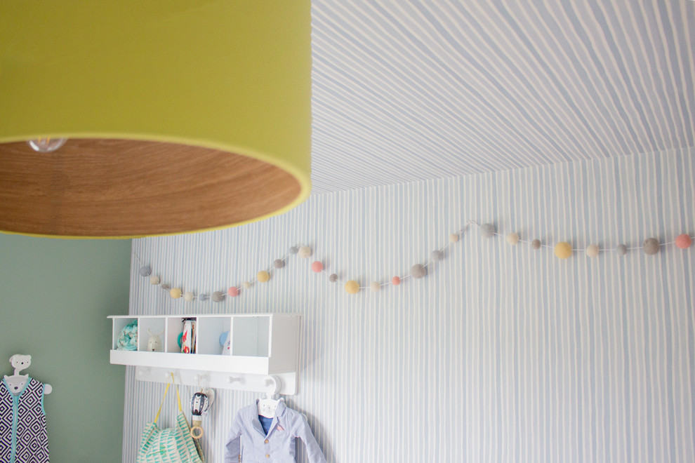 Mittelgroßes, Neutrales Modernes Babyzimmer mit grüner Wandfarbe, Teppichboden und beigem Boden in London
