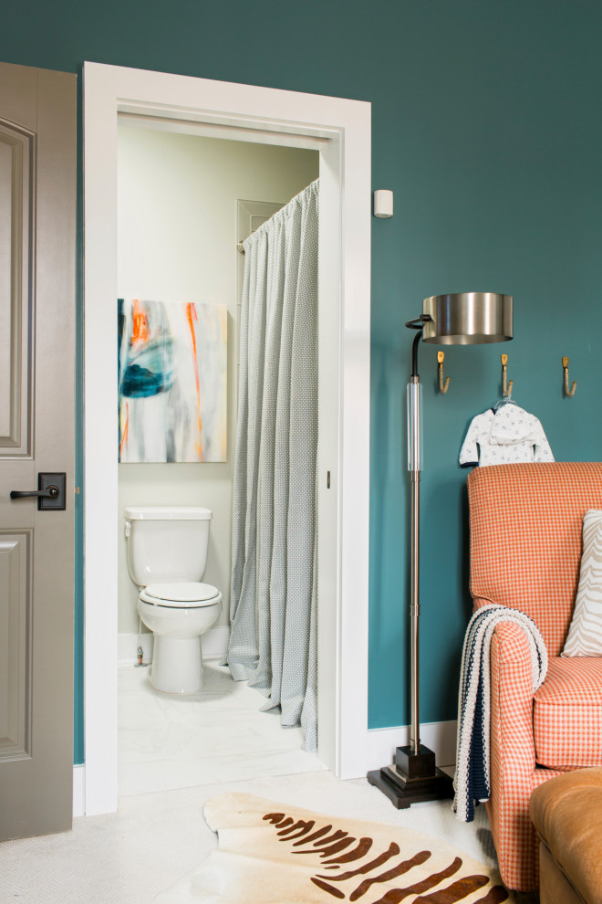 Imagen de habitación de bebé neutra clásica renovada de tamaño medio con paredes azules, moqueta y suelo beige