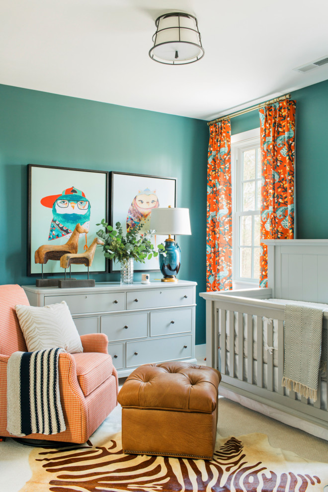 Modelo de habitación de bebé neutra clásica renovada de tamaño medio con paredes azules, moqueta y suelo beige
