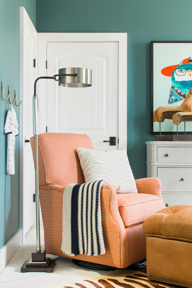 Diseño de habitación de bebé neutra clásica renovada de tamaño medio con paredes azules, moqueta y suelo beige