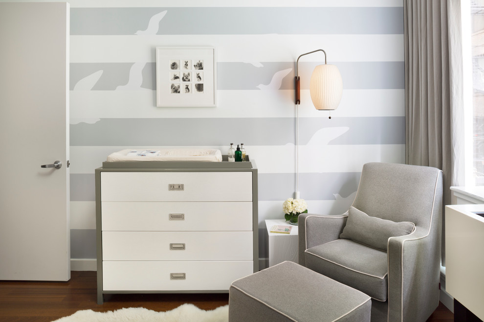 Neutrales Modernes Babyzimmer mit grauer Wandfarbe und dunklem Holzboden in New York