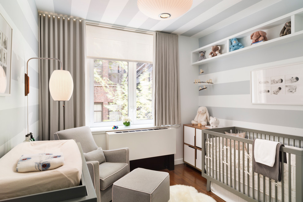 ニューヨークにあるコンテンポラリースタイルのおしゃれな赤ちゃん部屋 (グレーの壁、濃色無垢フローリング、男女兼用) の写真