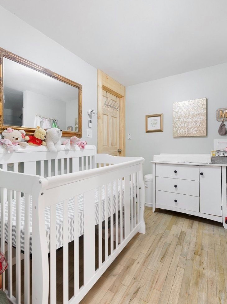 Стильный дизайн: маленькая нейтральная комната для малыша в современном стиле с белыми стенами, светлым паркетным полом и коричневым полом для на участке и в саду - последний тренд