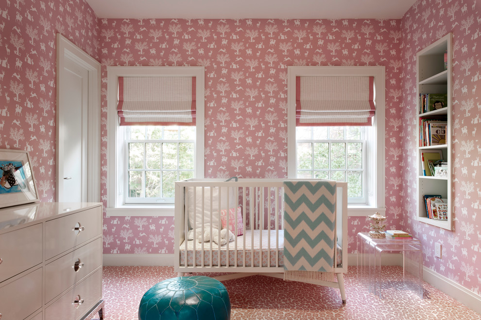 Пример оригинального дизайна: комната для малыша в стиле неоклассика (современная классика) с разноцветными стенами и ковровым покрытием для девочки