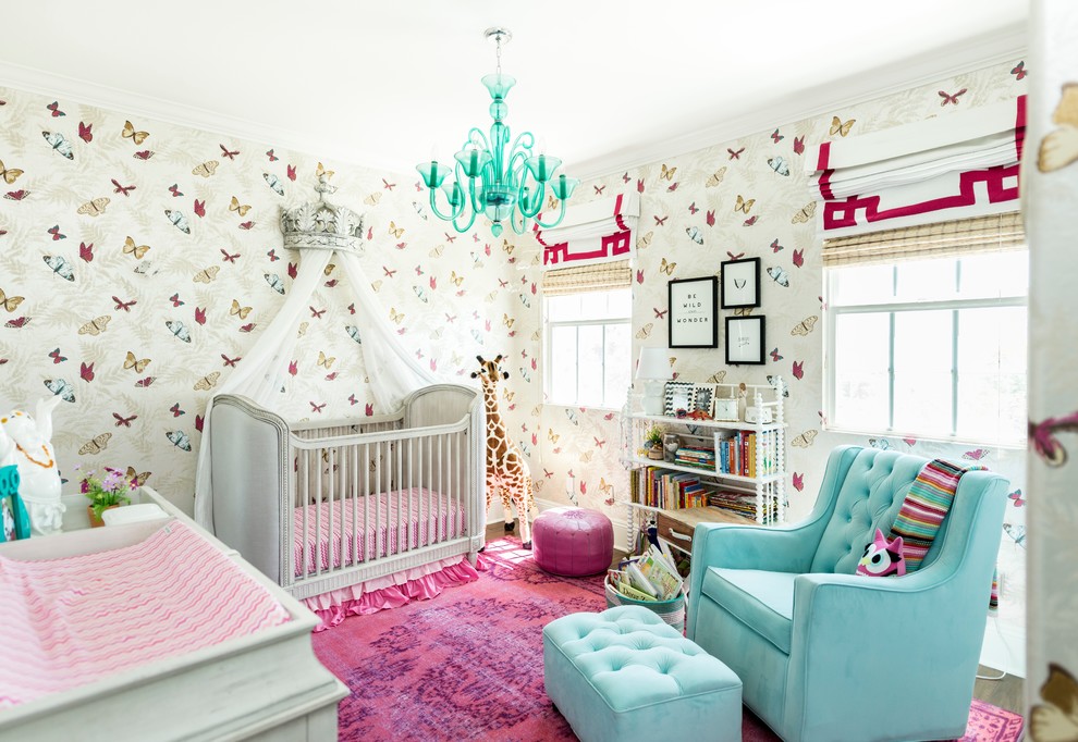 Klassisk inredning av ett babyrum, med flerfärgade väggar och rosa golv