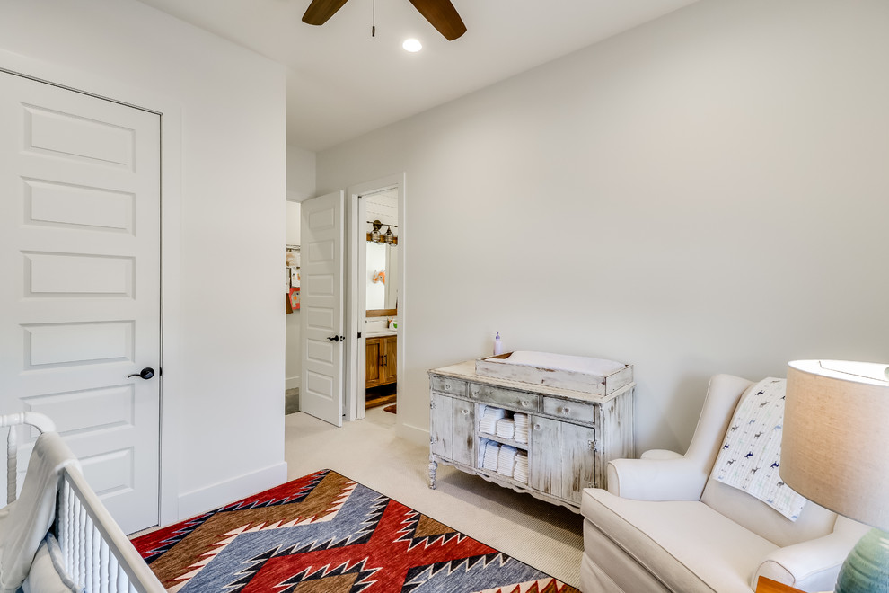 Свежая идея для дизайна: нейтральная комната для малыша среднего размера в стиле кантри с белыми стенами, ковровым покрытием и бежевым полом - отличное фото интерьера