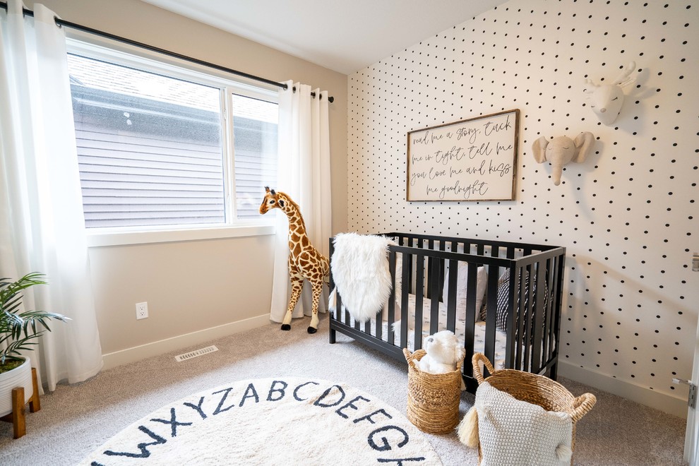 Modelo de habitación de bebé neutra moderna de tamaño medio con paredes grises, moqueta y suelo gris