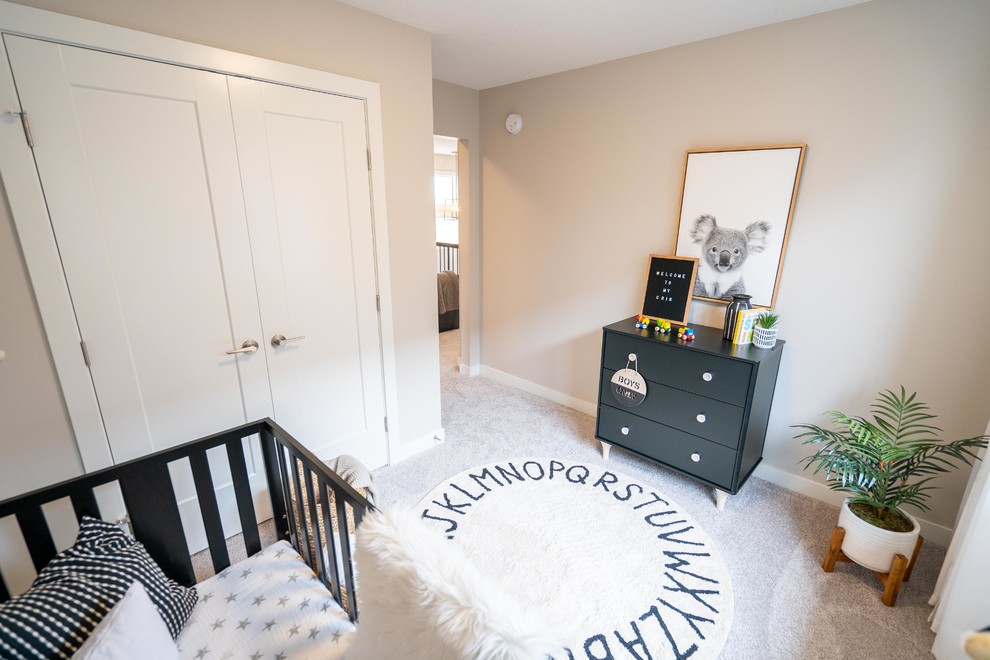 Cette image montre une chambre de bébé neutre minimaliste de taille moyenne avec un mur gris, moquette et un sol gris.