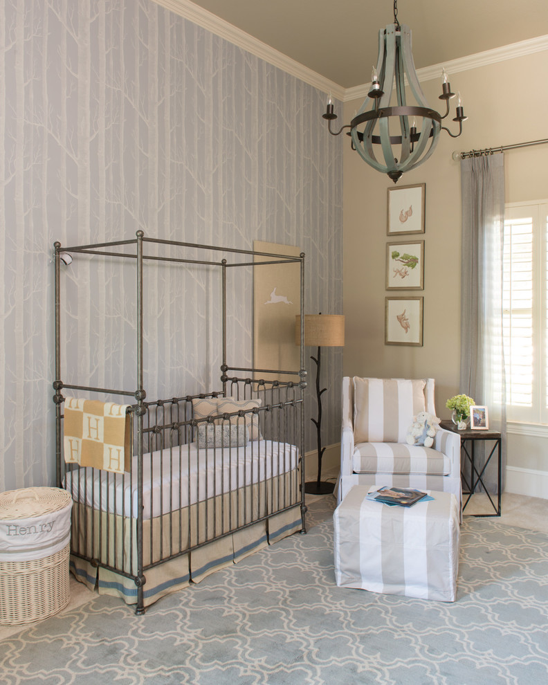 ダラスにあるラグジュアリーな中くらいなトラディショナルスタイルのおしゃれな赤ちゃん部屋 (ベージュの壁、男女兼用) の写真