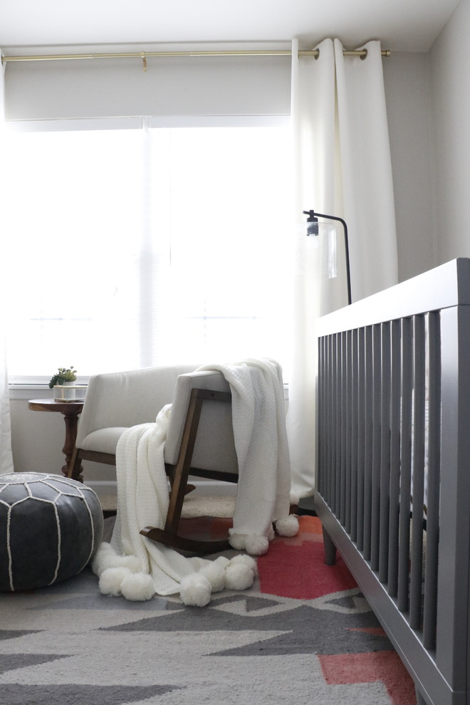 Ispirazione per una piccola cameretta per neonata moderna con pareti grigie, moquette e pavimento grigio