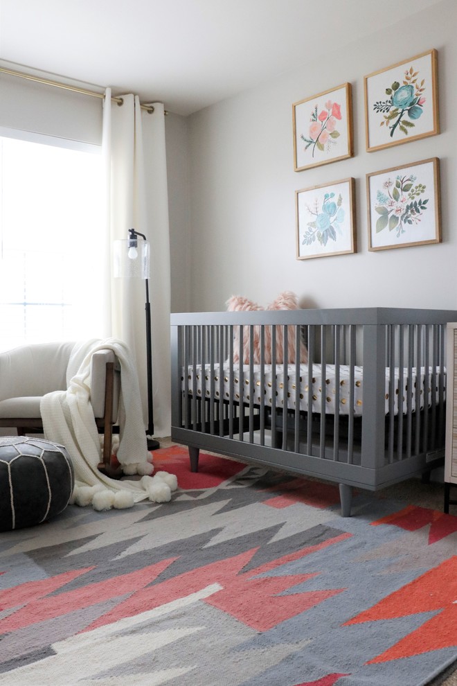 На фото: маленькая комната для малыша в стиле модернизм с серыми стенами, ковровым покрытием и серым полом для на участке и в саду, девочки с