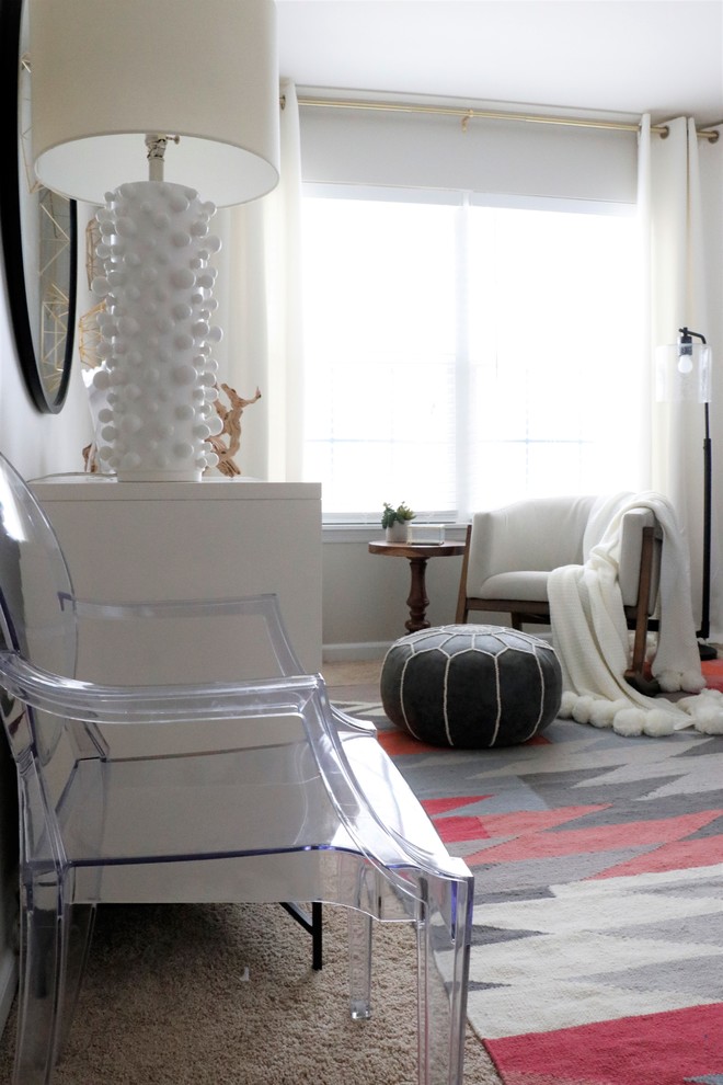 Modelo de habitación de bebé niña minimalista pequeña con paredes grises, moqueta y suelo gris