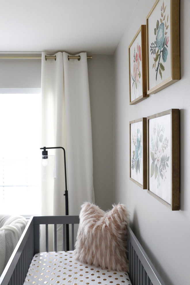 Esempio di una piccola cameretta per neonata minimalista con pareti grigie, moquette e pavimento grigio